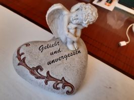 Engel sitzt auf Herz ``Geliebt und unvergessen``